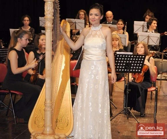 On April 30, harpist Endja Atar from France will perform.