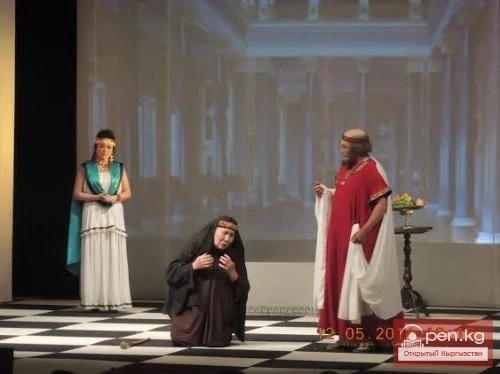 В Караколе областной драмтеатр имени К.Джантошева закрывает 31-й театральный сезон пьесой Г.Горина «Забыть Герострата»