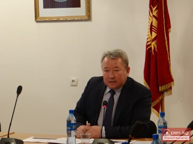 Кыргызстандын билим берүү министри «Тотальный диктант» үчүн үч алды