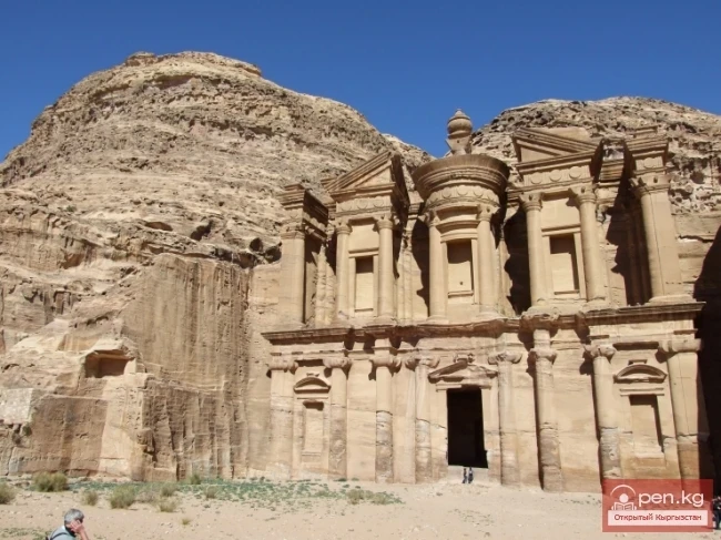 Город цвета красной розы