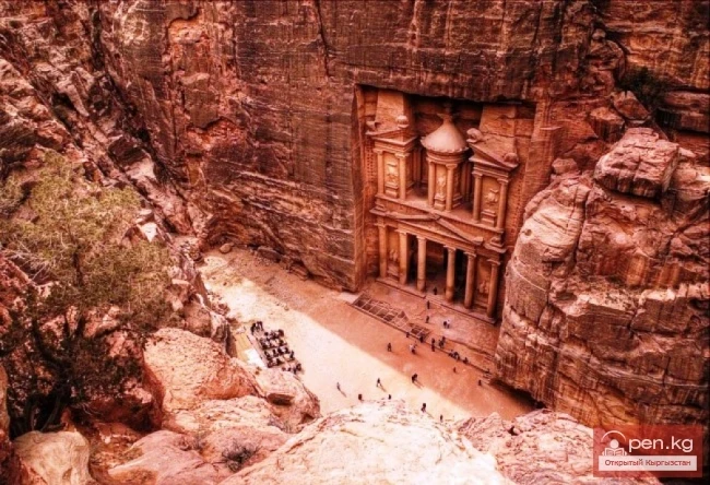 Кызыл розанын түсүндөгү шаар