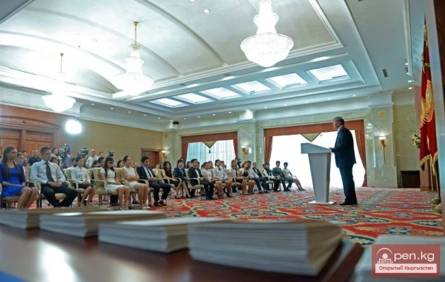 Президент Кыргызской Республики Алмазбек Атамбаев вручил президентские стипендии отличившимся студентам университетов страны