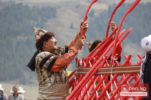 VIK: Kyrgyzstanis Set a Record for Assembling a Yurt in 17 Minutes