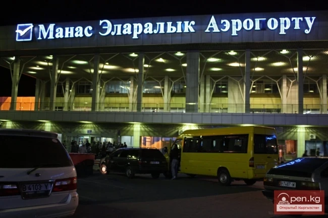 Суу, аэрозолдор жана гельдерди ташуу эрежелеринин өзгөртүүлөрү «Манас» эл аралык аэропортунан учуп жаткан жүргүнчүлөр үчүн.