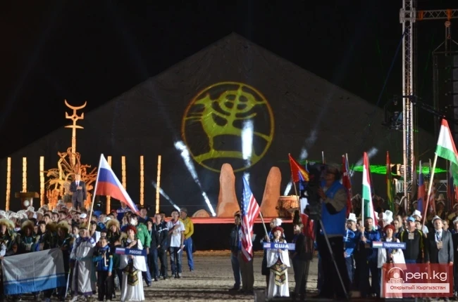 Бүткүл дүйнөлүк кочмондор оюндарынын биринчи ачылыш аземи (Сүрөт)