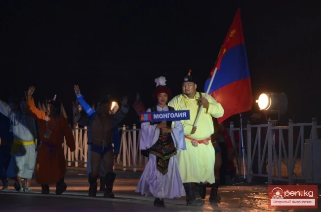 Бүткүл дүйнөлүк кочмондор оюндарынын биринчи ачылыш аземи (Сүрөт)