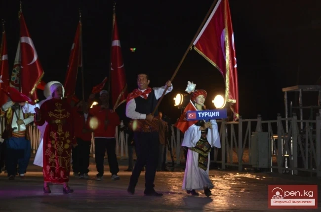 Бүткүл дүйнөлүк кочмондор оюндарынын биринчи ачылыш аземи (Сүрөт)