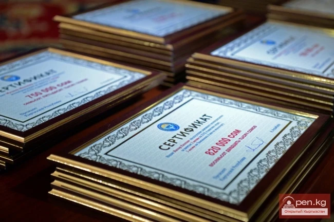 Президент Алмазбек Атамбаев поздравил спортсменов с успешным выступлением на международных соревнованиях и вручил им денежные премии