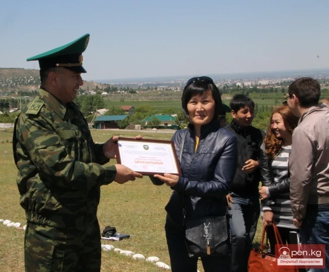 Чек арачылар Исхак Раззаков атындагы аскер бөлүмдөн батирлердин ачкычтарын алышты