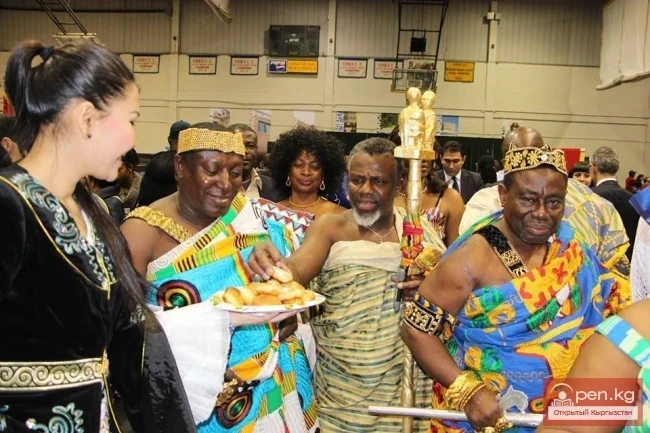 Гана королун АКШда кыргыз боорсоктору менен тамактандырышты