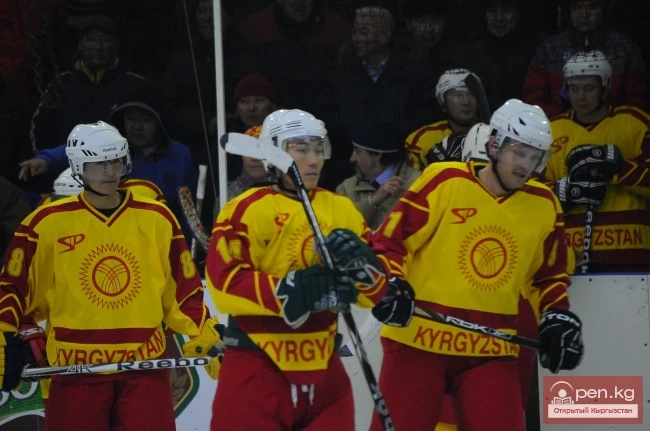 Кыргызстандын курама командасы хоккей боюнча Евразия кубогуна даярданууда