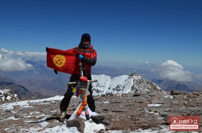 Азиядан тышкаркы планетанын эң бийик чокусуна Кыргызстандын желеги желпилди