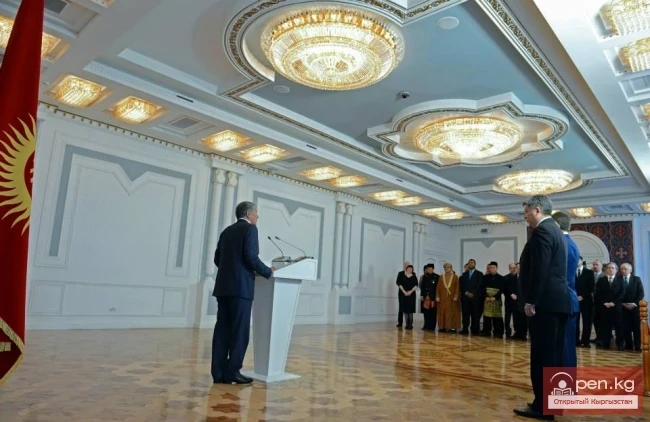 Кыргыз Республикасынын Президенти Алмазбек Атамбаев Ыйгарым кагаздарды кабыл алды