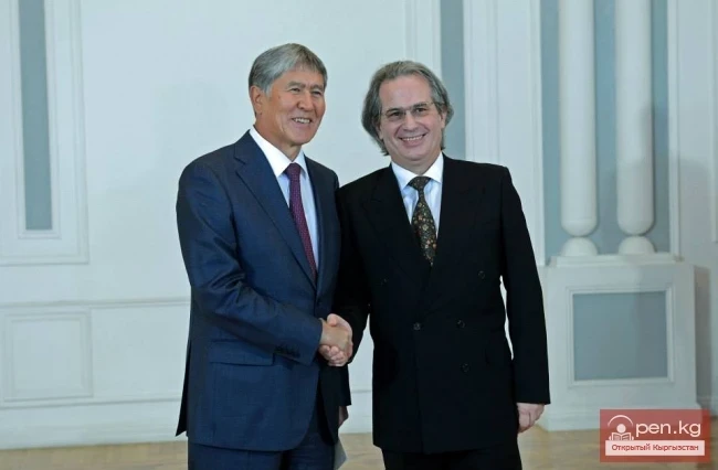 Кыргыз Республикасынын Президенти Алмазбек Атамбаев Ыйгарым кагаздарды кабыл алды