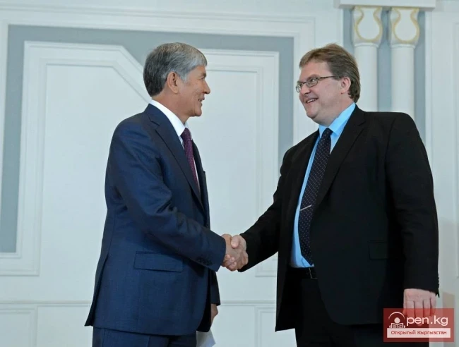 Кыргыз Республикасынын Президенти Алмазбек Атамбаев Ыйгарым кагаздарды кабыл алды