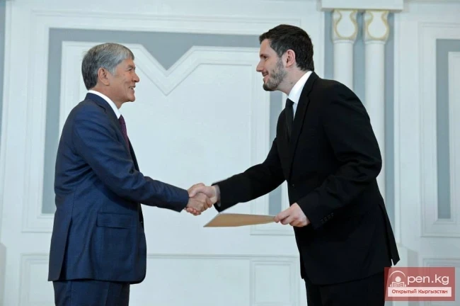 Кыргыз Республикасынын Президенти Алмазбек Атамбаев Ыйгарым кагаздарды кабыл алды