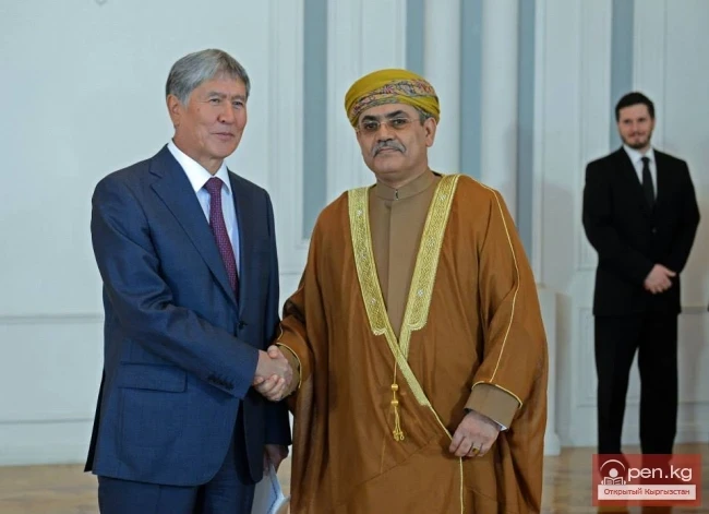 Кыргыз Республикасынын Президенти Алмазбек Атамбаев Ыйгарым кагаздарды кабыл алды