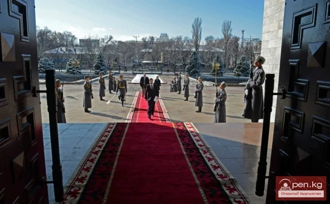 Кыргыз Республикасынын Президенти Алмазбек Атамбаев Ыйгарым кагаздарды кабыл алды