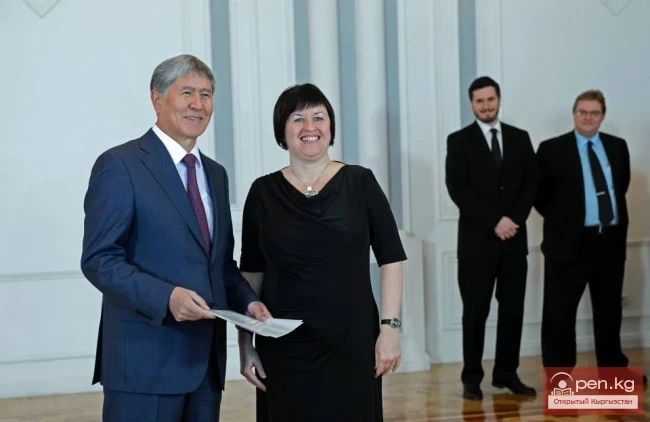 Кыргыз Республикасынын Президенти Алмазбек Атамбаев Ыйгарым кагаздарды кабыл алды