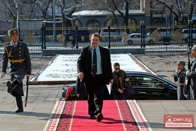 Кыргыз Республикасынын Президенти Алмазбек Атамбаев Ыйгарым кагаздарды кабыл алды