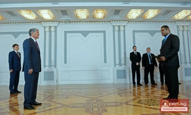 Кыргыз Республикасынын Президенти Алмазбек Атамбаев Ыйгарым кагаздарды кабыл алды