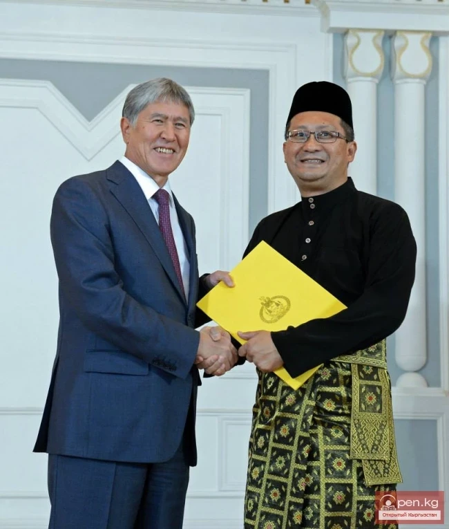 Кыргыз Республикасынын Президенти Алмазбек Атамбаев Ыйгарым кагаздарды кабыл алды