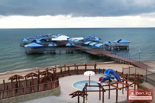 Who owns the elite boarding houses and recreation centers on Issyk-Kul?