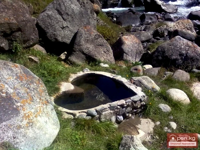 The title translates to "The Altyn-Arashan Spring."