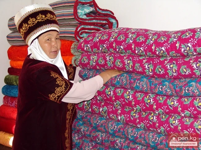 Үй өндүрүштөрү, кол өнөрчүлүк, кыргыздардын көркөм ишмердүүлүгү