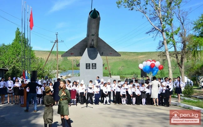 В Беш-Кунгее открыли отреставрированный памятник Таранчиеву и Ткачеву