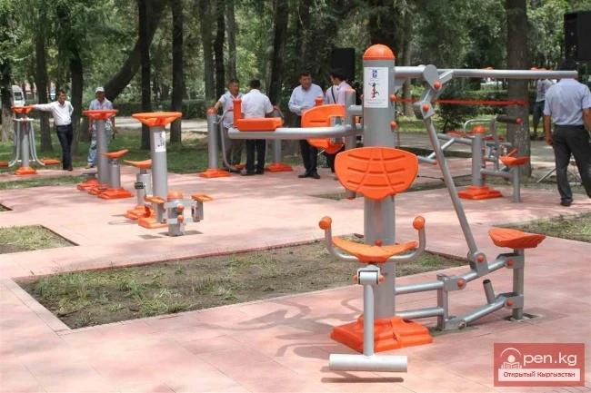 Бишкектеги көчөдөгү тренажерлор