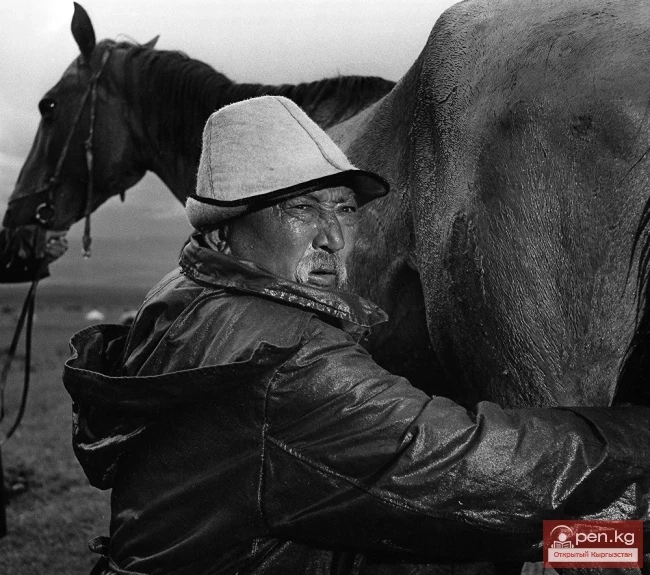 Белгисиз кадрлар Океевдин биринчи фильми "Балалыгыбыздын асманы" тартылган учурдан