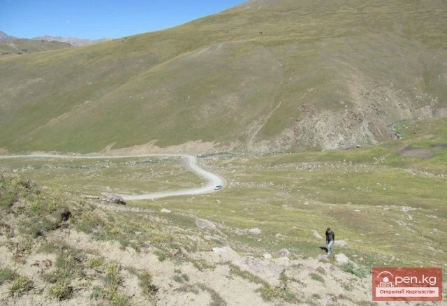 Road to Lake Son-Kul