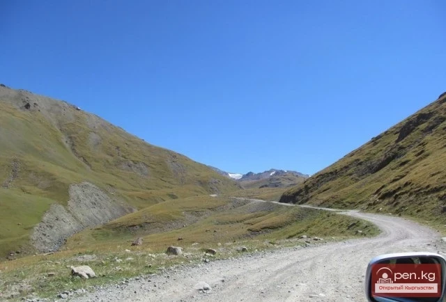 Road to Lake Son-Kul