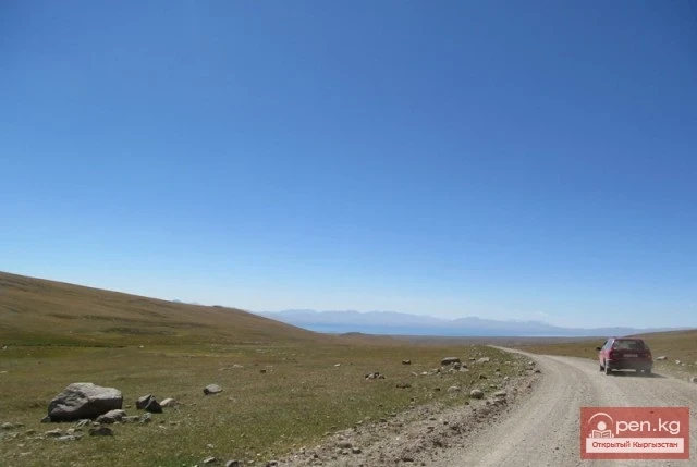Road to Lake Son-Kul