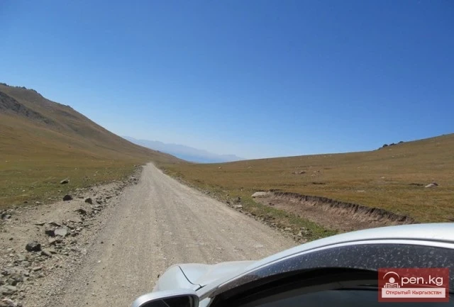 Road to Lake Son-Kul