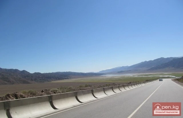 Road to Lake Son-Kul