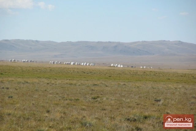 Road to Lake Son-Kul