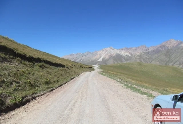 Road to Lake Son-Kul