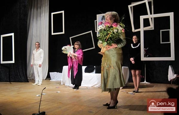 Наталья Варлей спектаклде "Жалгыз көбөлөктүн блюзу"