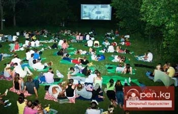 Бишкек ачык асман алдында кино көрсөтүүлөрдү өткөрүүдө