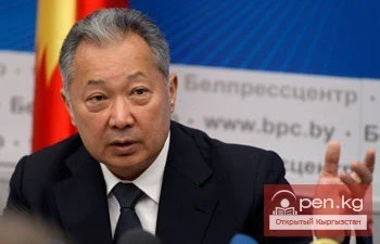 Курманбек Бакиев Минскте Кыргызстан тууралуу жаңы китебин тааныштырууда