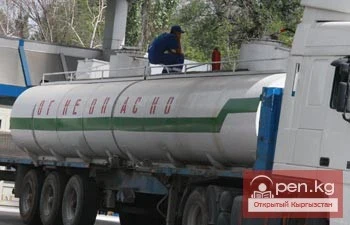 Illegal import of fuel and lubricants from Kazakhstan reaches tens of thousands of tons.