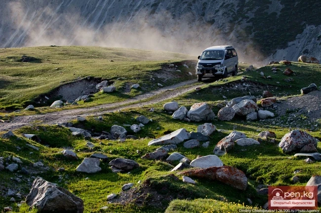 The Road to Lake Son-Kul