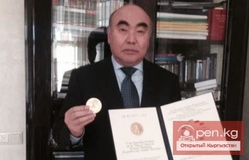 Askar Akayev Received the Gold Medal of Nobel Prize Laureate Simon Kuznets