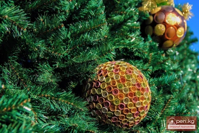 Ала-Тоо аянтында өлкөнүн негизги жаңы жылдык шырдагынын жасалгаланышы кызуу жүрүп жатат