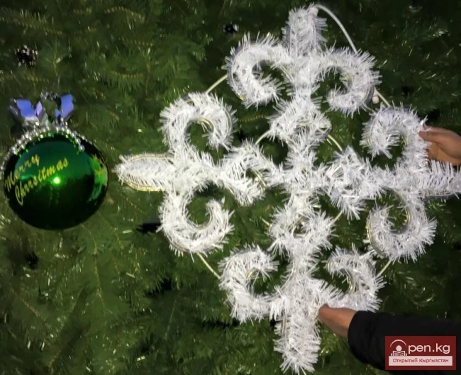 Ала-Тоо аянтында өлкөнүн негизги жаңы жылдык шырдагынын жасалгаланышы кызуу жүрүп жатат