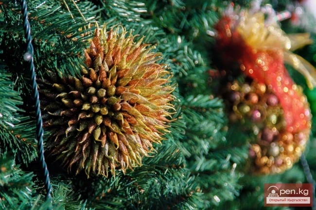 Ала-Тоо аянтында өлкөнүн негизги жаңы жылдык шырдагынын жасалгаланышы кызуу жүрүп жатат