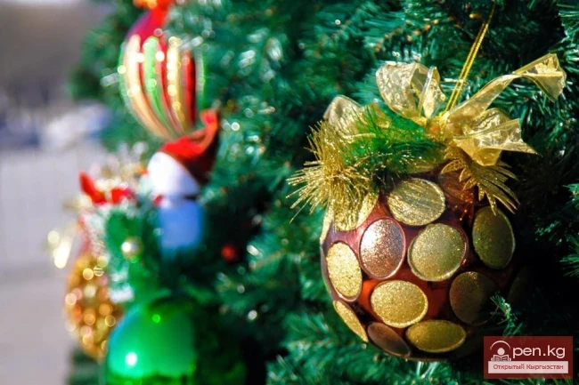 Ала-Тоо аянтында өлкөнүн негизги жаңы жылдык шырдагынын жасалгаланышы кызуу жүрүп жатат