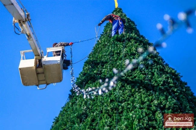 Ала-Тоо аянтында өлкөнүн негизги жаңы жылдык шырдагынын жасалгаланышы кызуу жүрүп жатат